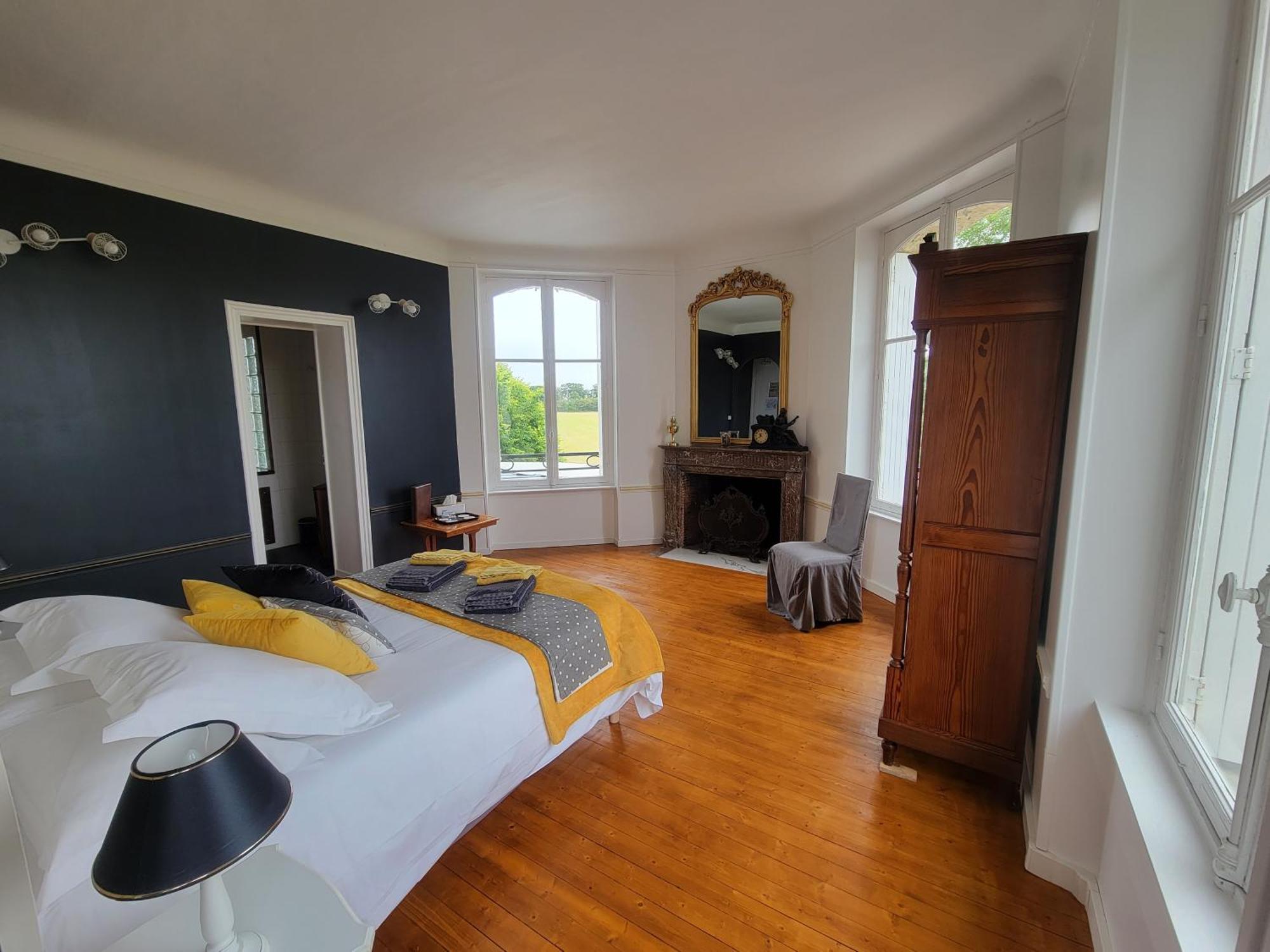 Chateau De Surville Surville  Стая снимка