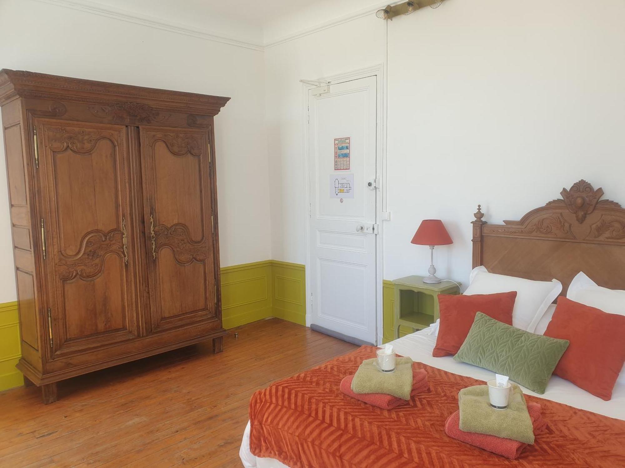 Chateau De Surville Surville  Стая снимка